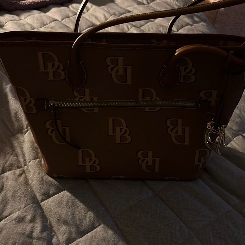 New Dooney & Burke Leather Bag w/feet on the bottom!